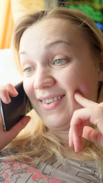 Nahaufnahme Einer Schockierten Frau Die Schlechte Nachrichten Telefon Hört Verängstigte — Stockfoto