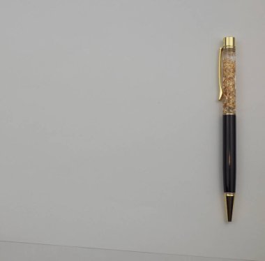 Beyaz arka planda tükenmez kalem. en üstteki görünüm