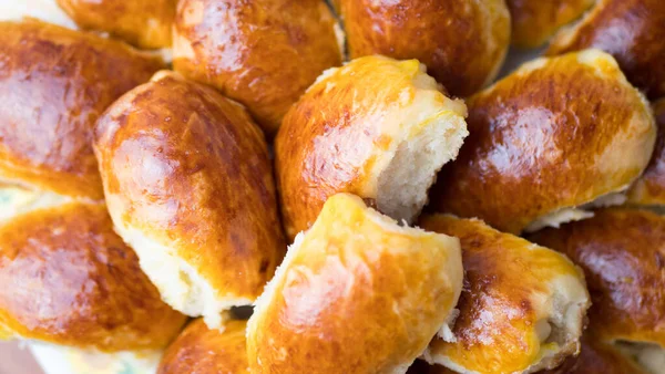 Selbstgebackenes Leckere Gefüllte Kuchen Auf Einem Teller — Stockfoto