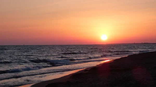 Prachtige Roze Zonsondergang Boven Zee Met Natuurlijke Golven — Stockfoto