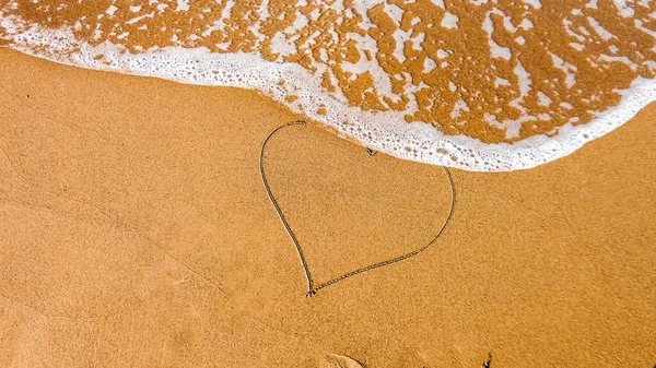 Coração Desenhado Areia Praia Com Espuma Onda Mar Vista Superior — Fotografia de Stock