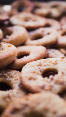 Bir sürü kurabiye ve bisküvi. Tatlı çikolata parçalı bisküviler ve kurabiye desenli arka plan. Tatlı, çaya tatlı, şişmanlatıcı şeker konsepti.