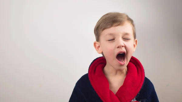 Retrato Niño Las Emociones Niño Sobre Fondo Blanco — Foto de Stock