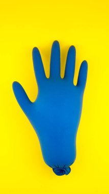 Son moda arka planda eldivenli el. Temizleyici Eller Konsepti.