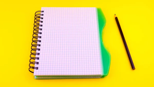 Kilátás Nyílt Notebook Ceruza Sárga Háttér Iskolai Notebook Spirál Rugó — Stock Fotó