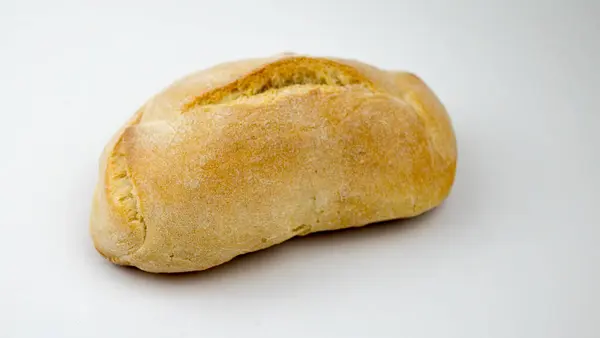 Саморобний Свіжоспечений Традиційний Хліб Ізольований Білому Тлі Відсічним Контуром Цілий — стокове фото
