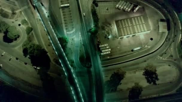 Station de bus du soir depuis une vue aérienne — Video