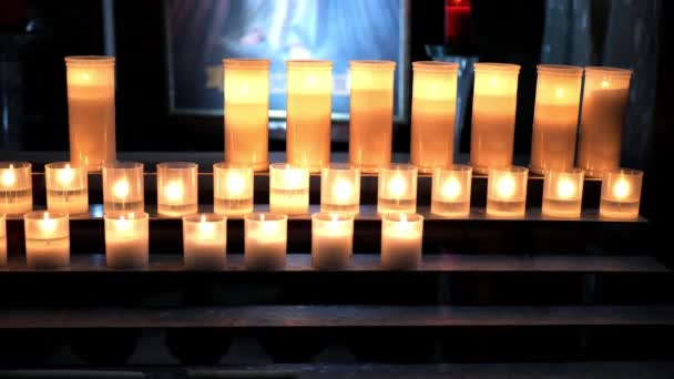 Vele brandende kaarsen met ondiepe velddiepte — Stockvideo