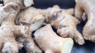 Zencefil, zensıfır, natürmort. Hindistan topraklarında yetişen zencefil köklerinin arka planı