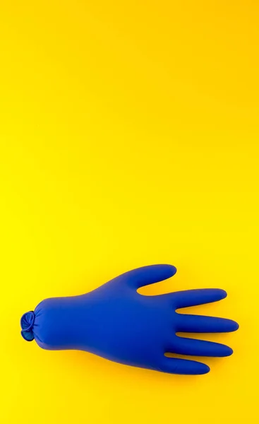 Guantes azules médicos inflados sobre un fondo amarillo. El concepto es una pandemia de 2020 — Foto de Stock