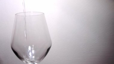 Bir bardağa maden suyu döküyorum.