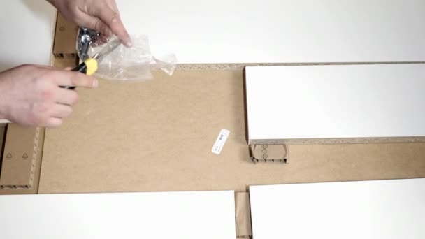 Abrindo o pacote com móveis. — Vídeo de Stock