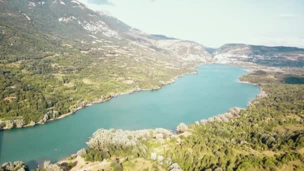 Vue aérienne, Paysage du lac Barrea, le village de Villetta Barrea et le Marsicano Moun avec nuage en arrière-plan. Parc national des Abruzzes, du Latium et de Molise, Italie — Video