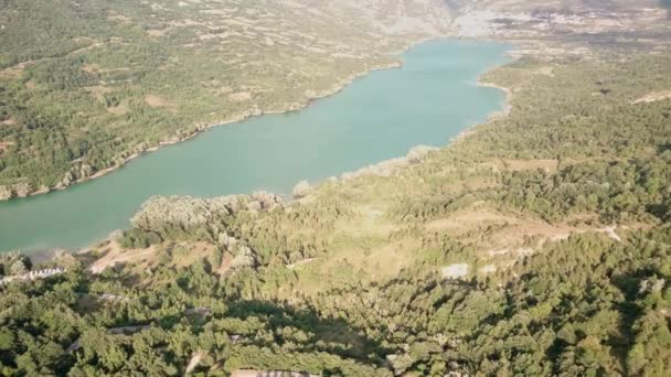 Εναέρια άποψη, τοπίο της λίμνης Barrea, το χωριό της Villetta Barrea και το Marsicano Moun με σύννεφο στο παρασκήνιο. Abruzzo, Lazio and Molise National Park, Ιταλία — Αρχείο Βίντεο