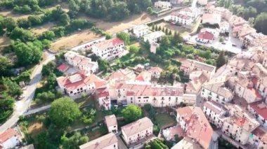 İtalya Civitella 'daki dağ kasabası. Abruzzo 'daki tepelerin ve vadilerin güzel manzarası