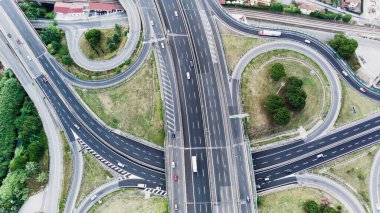 Bir kuşun gözünden yol kavşağının fotoğrafı..
