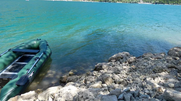 Barco Inflável Perto Costa Lago Scano Itália — Fotografia de Stock