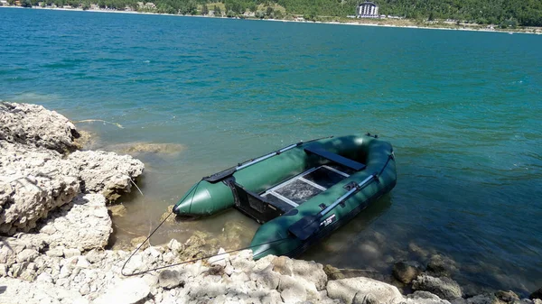 Barca Pesca Gonfiabile Sull Acqua Vicino Alla Riva — Foto Stock