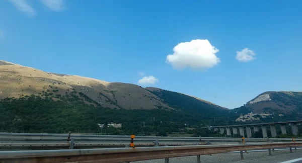 Italiaanse rotsachtige bergen. Abruzzo - Italië — Stockfoto