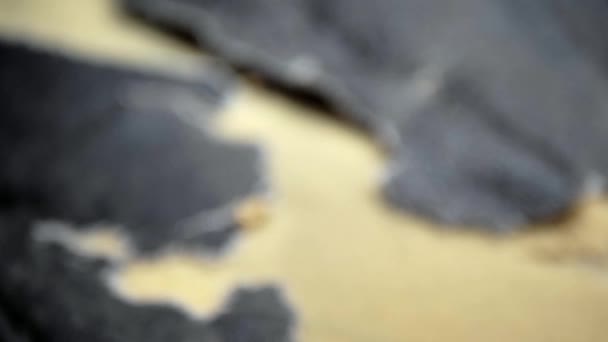 Silla de oficina con tapicería de cuero rasgado — Vídeo de stock