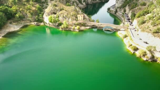 Il lago di San Domenico è un lago montano situato nel comune di Villalago, in provincia di LAquila, vicino all'Eremo di San Domenico — Video Stock