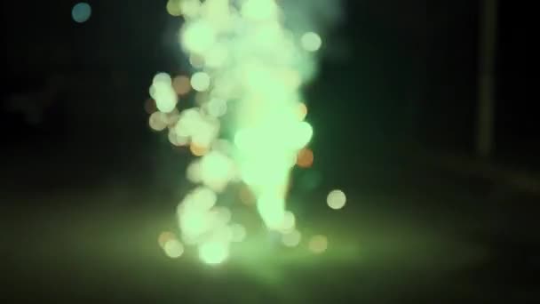 Fuegos artificiales brillantes con luces bokeh. fuegos artificiales brillantes. La celebración de Año Nuevo de los fuegos artificiales. fuegos artificiales multicolores. hermosas explosiones nocturnas de colores — Vídeos de Stock