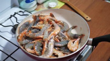Kral karidesler kızartma tavasına kapanır.