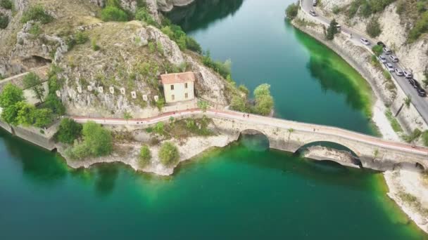 Jezero San Domenico je horské jezero se nachází v obci Villalago, v provincii LAquila, v blízkosti Hermitage San Domenico — Stock video