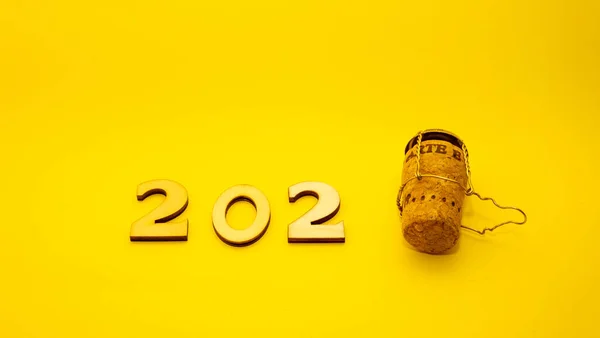2021年は黄色の背景で シャンパンの1番のコルクではなく — ストック写真