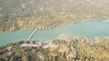 İnsansız hava aracı, Barrea Gölü 'nün manzarası, Villetta Barrea köyü ve Marsicano Moun' un arka planda bulutları. Abruzzo, Lazio ve Molise Ulusal Parkı, İtalya