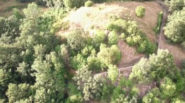 Dağlardaki bir kamp alanının üzerine inen hava manzarası