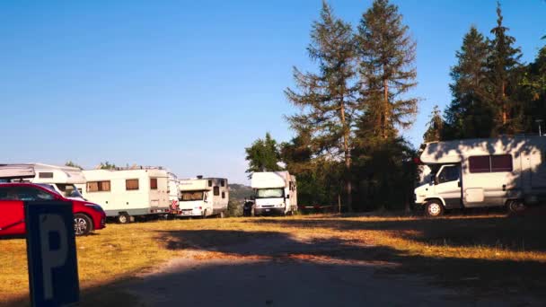 2020年8月14日- - Alfadena Civitella Italy：一个有许多拖车和居民的营地。带露营的意大利风景秀丽的山谷 — 图库视频影像
