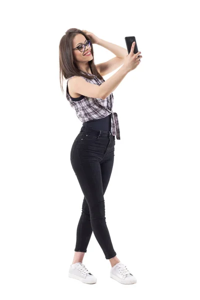 Feliz Sorrindo Mulher Posando Para Selfie Tocando Cabelo Olhando Para — Fotografia de Stock