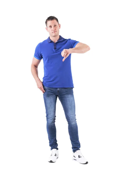 不确定的混淆成年男子在蓝色马球衬衫显示拇指下来 疑惑地看着 在白色背景下被隔离的完整体 — 图库照片