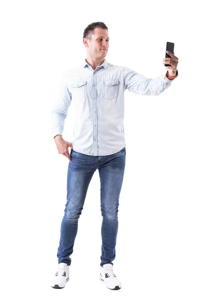 Feliz Hombre Adulto Sonriente Elegante Tomando Selfie Con Teléfono Inteligente — Foto de Stock