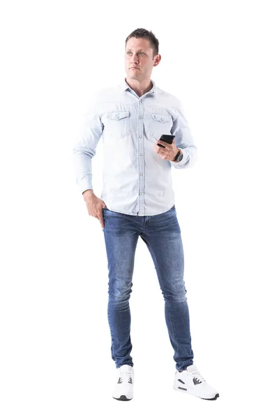 Adulto Caucasiano Pensamento Elegante Homem Negócios Segurando Telefone Celular Olhando — Fotografia de Stock
