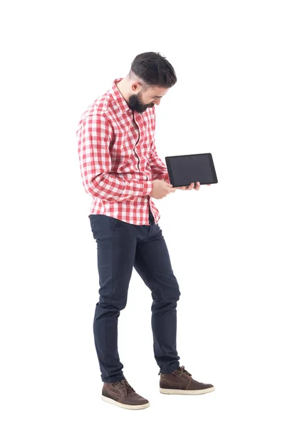 Gösterilen Boş Tablet Ekranına Bakarak Modern Şık Adamı Beyaz Arka — Stok fotoğraf
