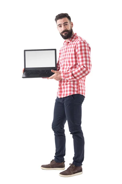 Chico Hipster Barbudo Fresco Ropa Casual Inteligente Mostrando Monitor Portátil — Foto de Stock