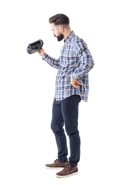 Jovem Homem Barbudo Suspeito Examinando Inspecionando Headset Realidade Virtual Corpo — Fotografia de Stock