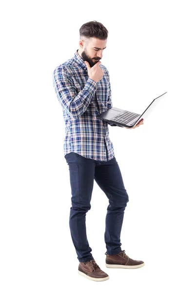 Hombre Negocios Con Camisa Cuadros Sosteniendo Viendo Portátil Pensando Con — Foto de Stock