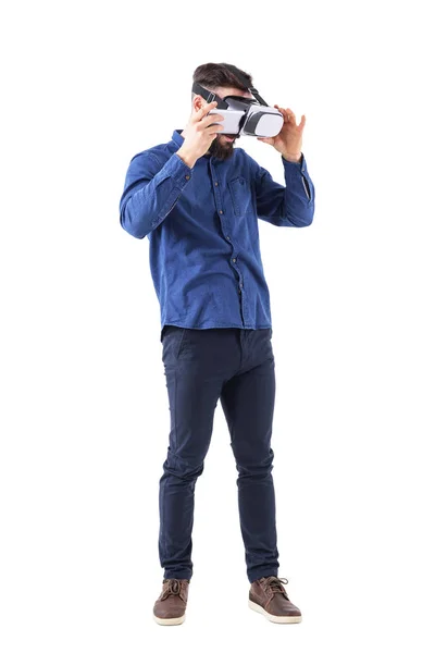 Człowiek Młody Biznes Umieszczenie Smartfona Zestaw Wirtualnej Rzeczywistości Całego Ciała — Zdjęcie stockowe
