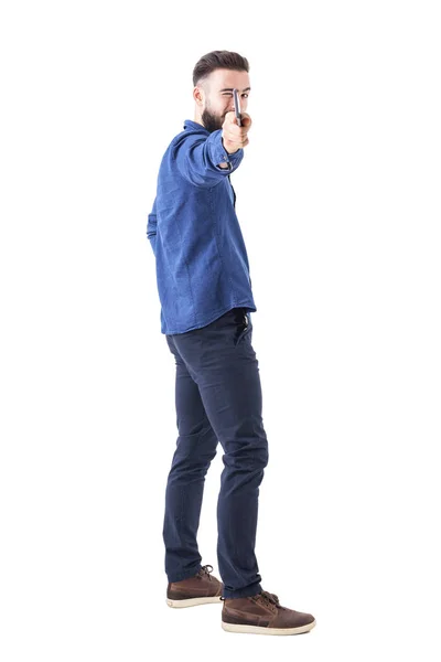 Jovem Homem Negócios Barbudo Segurando Telefone Como Arma Fingindo Mirar — Fotografia de Stock