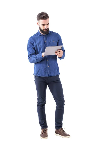 Hombre Negocios Barbudo Serio Seguro Usando Pantalla Táctil Tableta Cuerpo — Foto de Stock