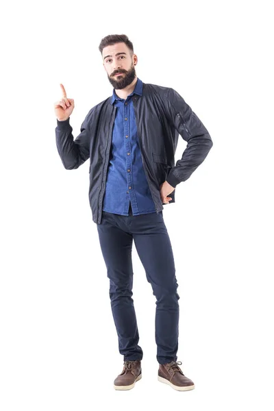 Smart Casual Hipster Bombardıman Ceket Işaret Parmağı Kameraya Seyir Içinde — Stok fotoğraf