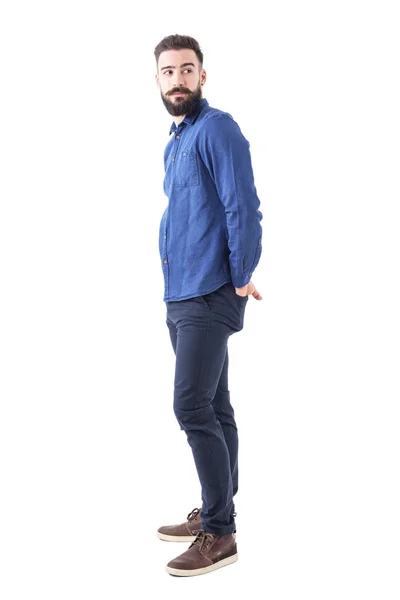 Perfil Jovem Homem Fresco Moda Camisa Jeans Azul Olhando Para — Fotografia de Stock