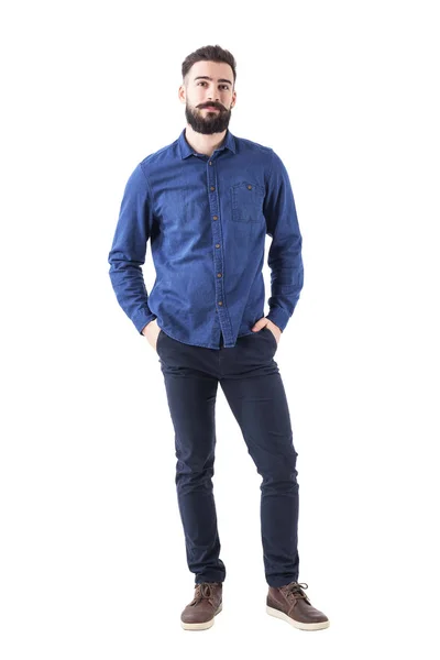 Jovem Relaxado Vestindo Camisa Jeans Azul Com Mãos Nos Bolsos — Fotografia de Stock