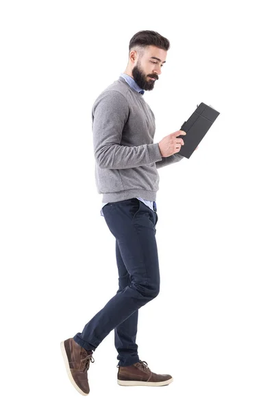 Relajado Hombre Negocios Casual Inteligente Caminando Leyendo Cuaderno Retrato Cuerpo — Foto de Stock