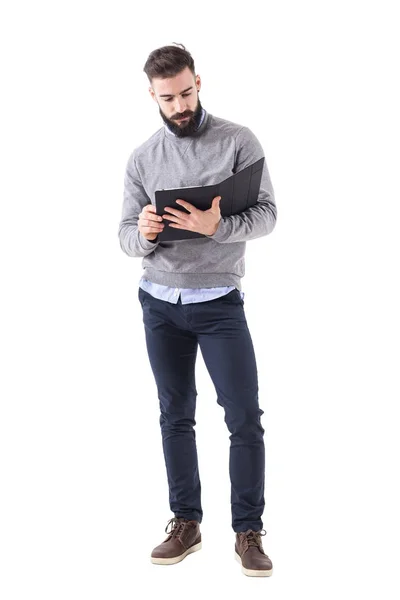 Grave Barbudo Elegante Profesor Sosteniendo Leyendo Cuaderno Retrato Cuerpo Entero — Foto de Stock