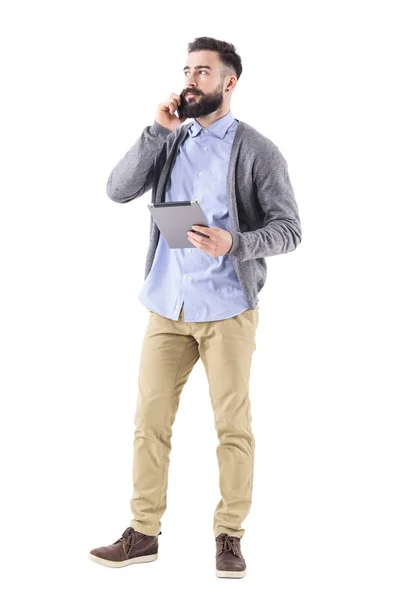 Hombre Negocios Profesional Serio Teléfono Sosteniendo Tableta Mirando Hacia Otro — Foto de Stock