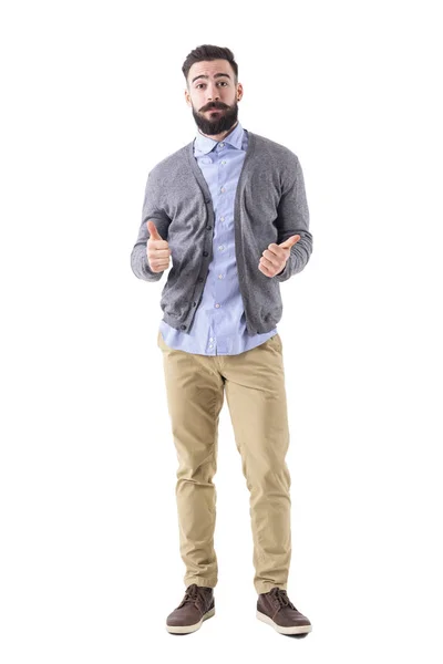 Hipster Barbudo Colete Cardigan Cinza Mostrando Polegares Para Cima Com — Fotografia de Stock